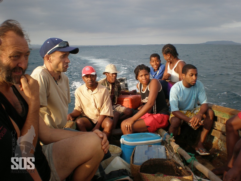 Une des plus belles baies du monde et la deuxième plus grande après Rio de Janeiro.
Parfois encore appelée la baie des Français (où se situe la ville de Diégo-Suarez).
Comme à Rio, vous y découvrirez un pain de sucre appelé Nosy Lonjo.
Le nom actuel de Diego est « Antsiranana », le port.
Olympus_FE280_X820_C520_2007-11-24_04-31-14.jpg