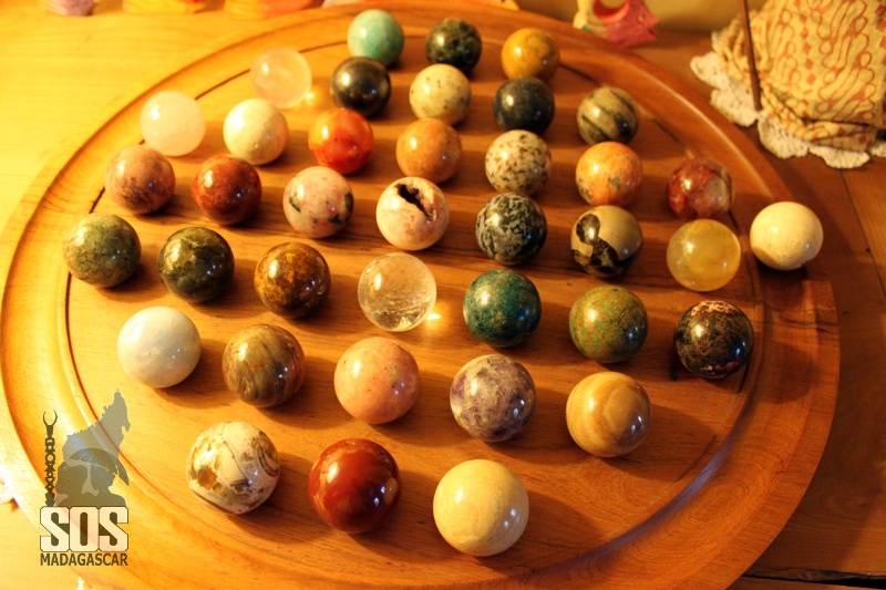 Un des joyaux de l'artisanat malgache (lapidairie). SOS_Mcar_Expo_3902.jpg