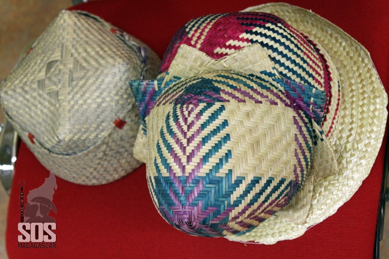 Les Malgaches portent traditionnellement des chapeaux en paille de raphia,
leur permettant ainsi de reconnaître l'origine des uns et des autres. SOS_Mcar_Expo_3930.jpg