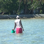 Femme pêchant