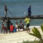 Dimanche après-midi, il y a du monde sur la plage de l'Ile aux Nattes