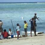 Les enfants jouent, d'autres ramassent leur filet ...