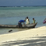 On en met des choses dans une pirogue !