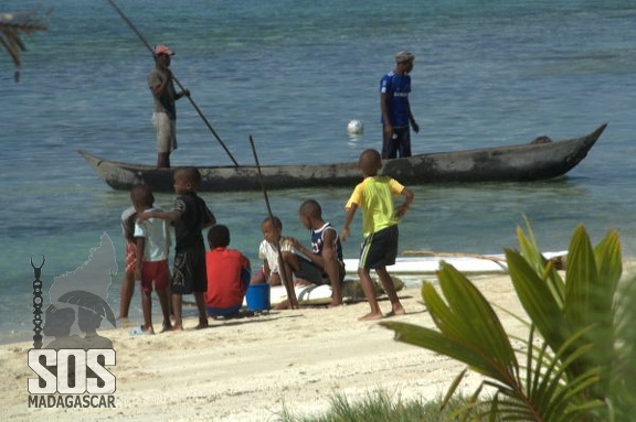 Dimanche après-midi, il y a du monde sur la plage de l'Ile aux Nattes