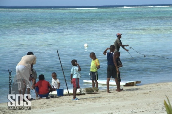 Les enfants jouent, d'autres ramassent leur filet ...