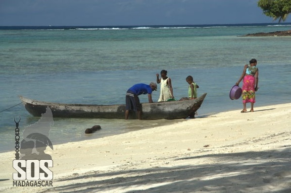 On en met des choses dans une pirogue !