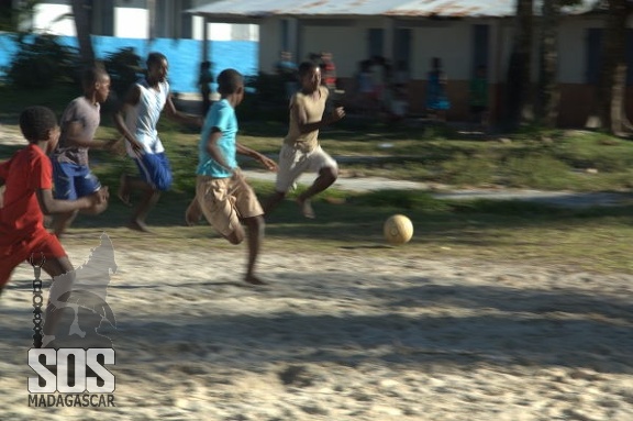 Partie de foot animée pour les garçons