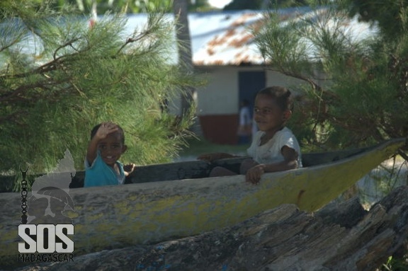 Un pirogue au sec est un lieu idéal pour se cacher