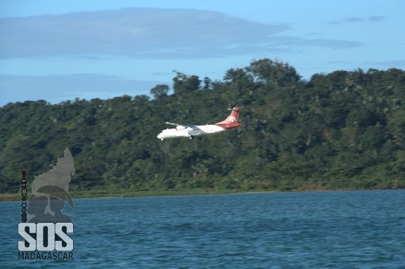 Arrivée de l'avion qui dessert Sainte-Marie